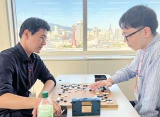 Ａ級の決勝戦で対局する井土雄介さん（左）と浜崎公輔さん＝神戸新聞社