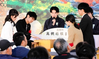 前回のまつりで棋士らが繰り広げた公開対局＝２０２４年１１月、安満遺跡公園（高槻市提供）