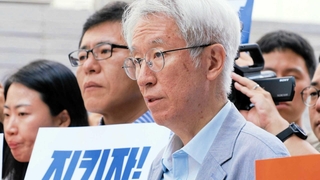 映画の一場面。事務所への家宅捜索を前に、集まった報道機関に声明を出すキム・ヨンジン記者（（ｃ）ＫＣＩＪ-Ｎｅｗｓｔａｐａ）