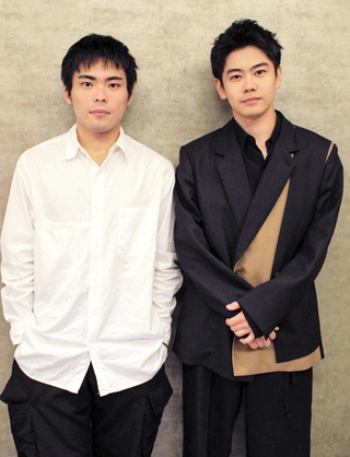 映画「見はらし世代」に主演した黒崎煌代（右）と監督の団塚唯我＝大阪市内
