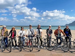 竹野町に整備されたサイクリングコースを満喫する外国人ら（ククー提供）