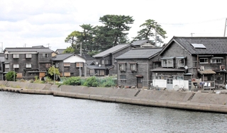 北前船の寄港地として栄えた街の歴史を伝える竹野町の焼杉板の民家群（ククー提供）