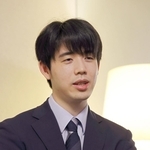 第６６期王位戦７番勝負第６局を前に、インタビューに応じる藤井聡太王位＝東京都内