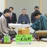 第６局で初手を指す藤井聡太王位（右）。左は永瀬拓矢九段＝９日午前、東京都渋谷区、将棋会館