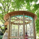 六甲高山植物園に展示されている「しらす、山に昇る」＝神戸市灘区六甲山町（撮影・風斗雅博）
