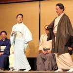 「水仙丹前」の振り付けを実演する花柳小三郎（前列右）と藤間晃妃（同左）＝京都市東山区