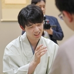 第６局で勝って王位６連覇を果たし、感想戦に臨む藤井聡太王位＝10日午後、東京都渋谷区、将棋会館