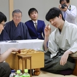 第６局で勝って王位６連覇を果たし、感想戦に臨む藤井聡太王位（手前右）＝10日午後、東京都渋谷区、将棋会館