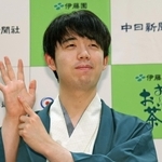 将棋の第６６期王位戦７番勝負第６局で永瀬拓矢九段を破って６連覇を果たし、ポーズをとる藤井聡太王位＝東京都渋谷区の将棋会館