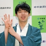 将棋の第６６期王位戦７番勝負第６局で永瀬拓矢九段を破って６連覇を果たし、ポーズをとる藤井聡太王位＝東京都渋谷区の将棋会館