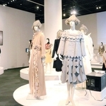 約２００点が並ぶ会場。これまでのショーの様子も放映されている＝神戸市東灘区向洋町中２、神戸ファッション美術館