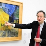 クレラー＝ミュラー美術館所蔵の「夜のカフェテラス」を前に、ゴッホ作品の魅力を語るベンノ・テンペル館長＝オランダ・ヘルダーラント州エーデ