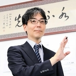 「つぎの一手」を出題する古谷裕九段＝大阪市北区太融寺町、梅田囲碁センター