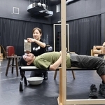 「火のようにさみしい姉がいて」に向けて稽古する劇団員ら＝尼崎市南塚口町３