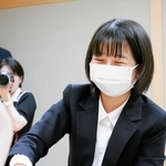 第１５期女流王座戦挑戦者決定戦で、西山朋佳女流二冠に敗れた後、感想戦に臨んだ中七海女流三段＝１２日、東京都渋谷区、将棋会館（写真は新聞三社連合提供）