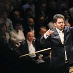 ミュンヘン・フィルを指揮するラハフ・シャニ＝いずれもドイツ（（ｃ）Ｆａｂｉａｎ　Ｓｃｈｅｌｌｈｏｒｎ／Ｂｅｒｌｉｎｅｒ　Ｆｅｓｔｓｐｉｅｌｅ）