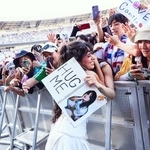 アリーナに降りて観客とハグするカミラ・カベロ（（ｃ）ＳＵＭＭＥＲ　ＳＯＮＩＣ　Ａｌｌ　Ｒｉｇｈｔｓ　Ｒｅｓｅｒｖｅｄ．）