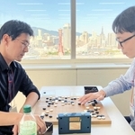 Ａ級の決勝戦で対局する井土雄介さん（左）と浜崎公輔さん＝神戸新聞社