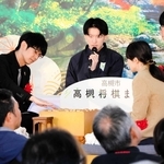 前回のまつりで棋士らが繰り広げた公開対局＝２０２４年１１月、安満遺跡公園（高槻市提供）