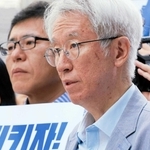 映画の一場面。事務所への家宅捜索を前に、集まった報道機関に声明を出すキム・ヨンジン記者（（ｃ）ＫＣＩＪ-Ｎｅｗｓｔａｐａ）