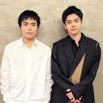 映画「見はらし世代」に主演した黒崎煌代（右）と監督の団塚唯我＝大阪市内