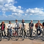 竹野町に整備されたサイクリングコースを満喫する外国人ら（ククー提供）