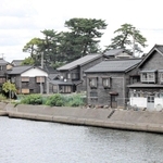 北前船の寄港地として栄えた街の歴史を伝える竹野町の焼杉板の民家群（ククー提供）