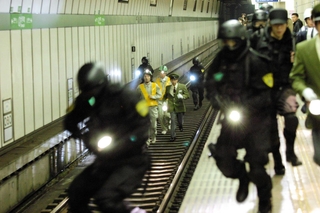 神戸市営地下鉄で撮影された「交渉人 真下正義」の一場面（（ｃ）２００５フジテレビジョンＲＯＢＯＴ東宝スカパー！ＷＴ）