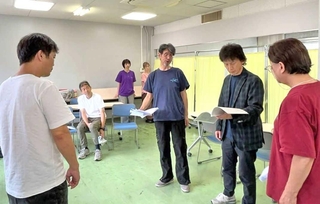 稽古に打ち込む主宰の坂ノ上竜也（右から３人目）ら（劇団提供）