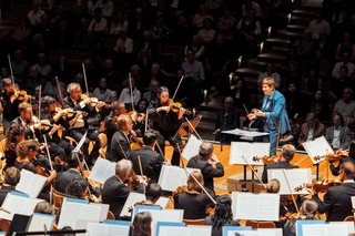 ショスタコービッチの交響曲第９番を指揮するアンヤ・ビールマイヤー＝ドイツ（（ｃ）Ｍａｒｌｅｎｅ　Ｐｆａｕ）