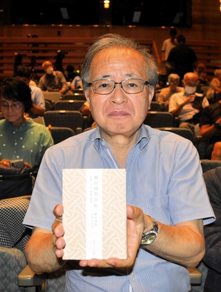 「柳田国男自伝　故郷七十年・拾遺・補遺」の校注を手がけた石井正己・東京学芸大名誉教授＝兵庫県福崎町