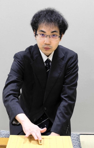 加古川青流戦決勝３番勝負のポスター用写真の撮影に応じた柵木幹太四段＝９月１１日、東京都渋谷区、将棋会館（加古川市ウェルネス協会提供）