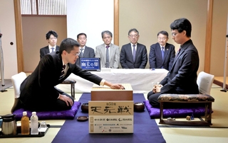 第１局で第一着を打つ志田達哉八段（左）。右は一力遼天元＝４日午前、浜松市、茶室「松韻亭」