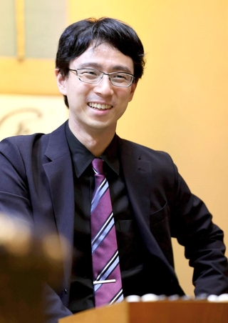 第１局で志田達哉八段に勝利し、対局を振り返る一力遼天元＝４日午後、浜松市、茶室「松韻亭」