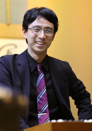 第１局で志田達哉八段に勝利し、対局を振り返る一力遼天元＝４日午後、浜松市、茶室「松韻亭」