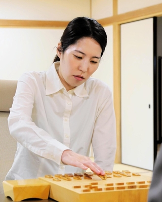棋士編入試験の受験資格を懸けた対局に臨んだ福間香奈女流六冠＝６日午前、関西将棋会館