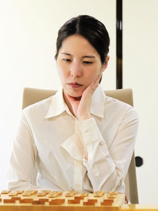 棋士編入試験の受験資格を懸けた対局に臨んだ福間香奈女流六冠＝６日午後、関西将棋会館