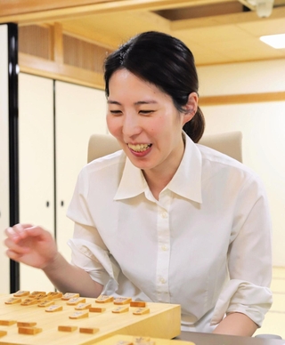 棋士編入試験の受験資格獲得を決め、感想戦に臨む福間香奈女流六冠＝６日夜、関西将棋会館