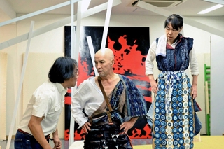 「キュクロプス」の稽古風景。キュクロプスを投影した親方（中央）とその妻（右）ら（清流劇場提供、撮影・古都栄二）