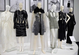 初期の作品には、ビニールやゴムなどが使われている＝神戸ファッション美術館