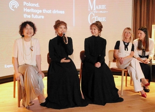 ミュージカル「マリー・キュリー」に出演する昆夏美（中央左）と星風まどか（同右）の会見。演出を手がける鈴木裕美（左端）らが見守った＝大阪・関西万博ポーランド館