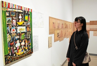 神戸展のために描いた新作などが並ぶ会場＝神戸市東灘区向洋町中２、神戸ゆかりの美術館