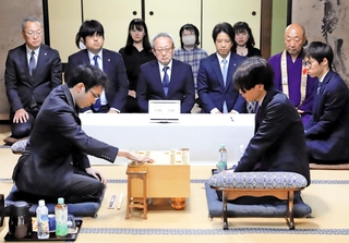 第１局に臨んだ吉池隆真四段（右）と柵木幹太四段＝１２日午後、加古川市加古川町北在家、鶴林寺