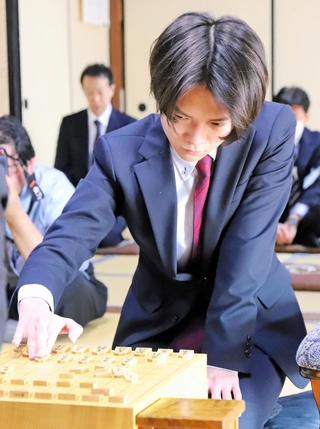 加古川青流戦決勝３番勝負第３局に向け、駒を並べる吉池隆真四段＝１３日午後、加古川市加古川町北在家、鶴林寺