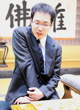 加古川青流戦決勝３番勝負第３局で敗れた直後、取材に応じる柵木幹太四段＝１３日午後、加古川市加古川町北在家、鶴林寺