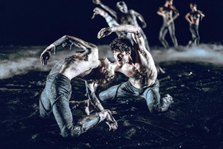 ダンス公演「Ｐｌａｎｅｔ［ｗａｎｄｅｒｅｒ］」の一場面（（ｃ）ＲａｈｉＲｅｚｖａｎｉ）