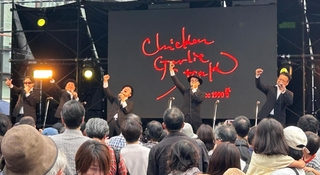 イベントステージで熱唱するチキンガーリックステーキ＝４日、神戸市中央区