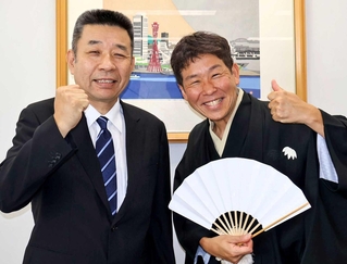 師匠の笑福亭松喬（左）の前名「三喬」を襲名する喬若＝神戸新聞社