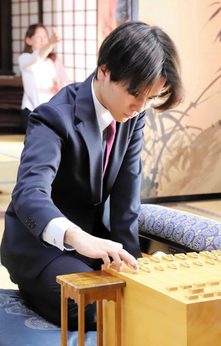 決勝３番勝負第３局の開始前、駒を並べる吉池隆真四段＝１３日、加古川市加古川町北在家、鶴林寺