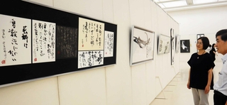 独創的な書の作品が並ぶ「飛雲展」＝原田の森ギャラリー